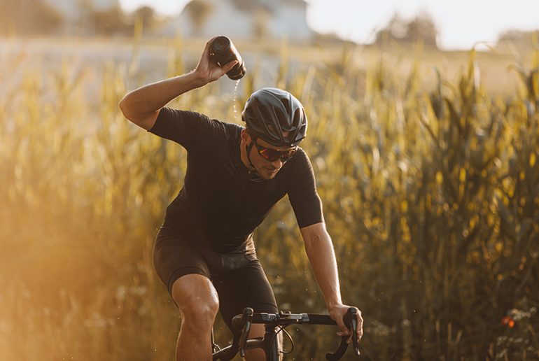 Uomo in bici che si rinfresca con la borraccia