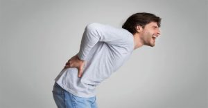 Uomo dolorante con colica renale