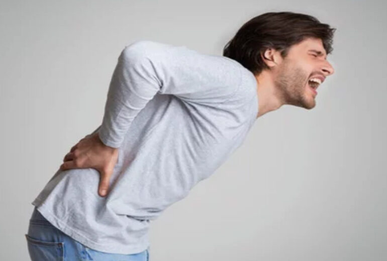 Uomo dolorante con colica renale