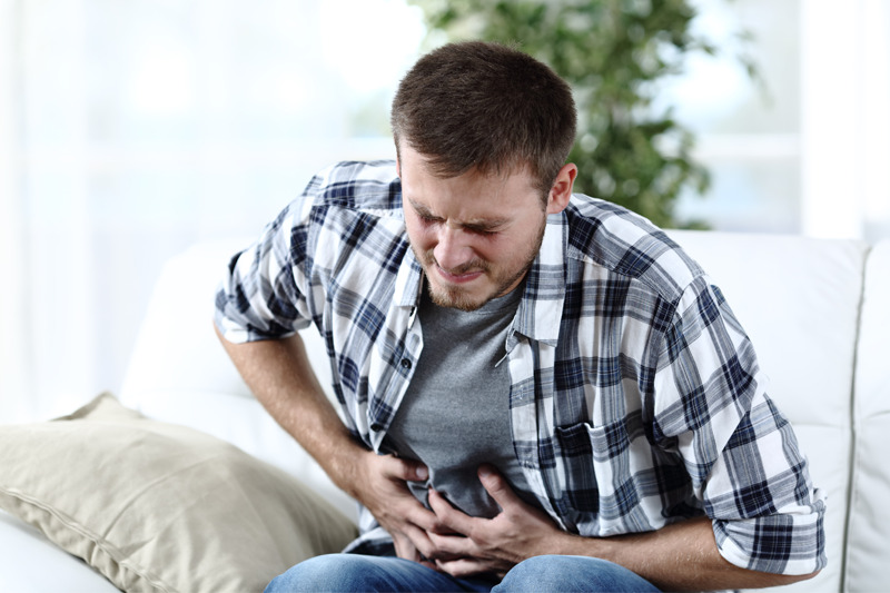 ragazzo con Sindrome intestino irritabile